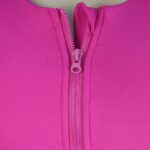 نمای جلو و پشت نیم تنه ورزشی زنانه جلو زیپدار ON A30 با طراحی حرفه‌ای، پارچه کشسان و تنفس‌پذیر، مناسب بدنسازی، فیتنس، یوگا و تمرینات هوازی، رنگ قهوه‌ای و سرخابی ALT Text رنگ‌ها