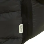 لیبل سفید رنگ با برند lululemon روی بدنه کیف ورزشی زنانه لولولمون مشکی
