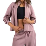ست سویشرت و شلوار بگ اویشو Oysho 2094 زنانه رنگ کرم روشن با سویشرت زیپ‌دار یقه ایستاده، شلوار بگ آزاد و استایل اسپرت مینیمال