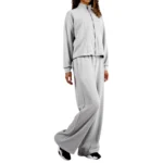 ست سویشرت و شلوار بگ اویشو Oysho 2094 زنانه رنگ کرم روشن با سویشرت زیپ‌دار یقه ایستاده، شلوار بگ آزاد و استایل اسپرت مینیمال