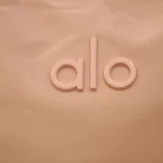 جزئیات لوگوی برجسته ALO روی ساک ورزشی صورتی