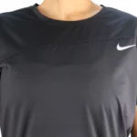 جزئیات لوگو و دوخت تیشرت ورزشی زنانه نایک 985 مشکی