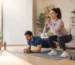 زن و مرد در حال انجام ورزش در خانه و تمرین بدنی روی مت