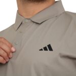 تیشرت سه دکمه ورزشی مردانه لیزری آدیداس کد 37686 رنگ نسکافه‌ای؛ نمای نزدیک یقه و سه دکمه