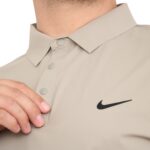 نمای نزدیک یقه و سه دکمه تیشرت سه دکمه مردانه لیزری نایک کد 37687 رنگ سبز پاستلی