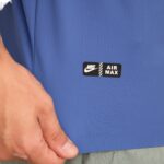 جزئیات لیبل Air Max پایین لباس تیشرت سه دکمه مردانه لیزری نایک کد 37687 رنگ آبی کاربنی