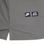 جزئیات لیبل Air Max پایین لباس تیشرت سه دکمه مردانه لیزری نایک کد 37687 رنگ سبز سدری