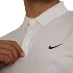 نمای نزدیک یقه و سه دکمه تیشرت سه دکمه مردانه لیزری نایک کد 37687 رنگ سفید