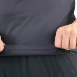 تیشرت ورزشی مردانه برند آن نانو تنفسی کد 6561 رنگ مشکی، جزئیات انعطاف پایین لباس