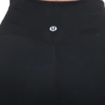 جزئیات کمر دوخت‌دار رنگ مشکی لگ زنانه بوت کات لولولمون کمر دوخت دار YU037